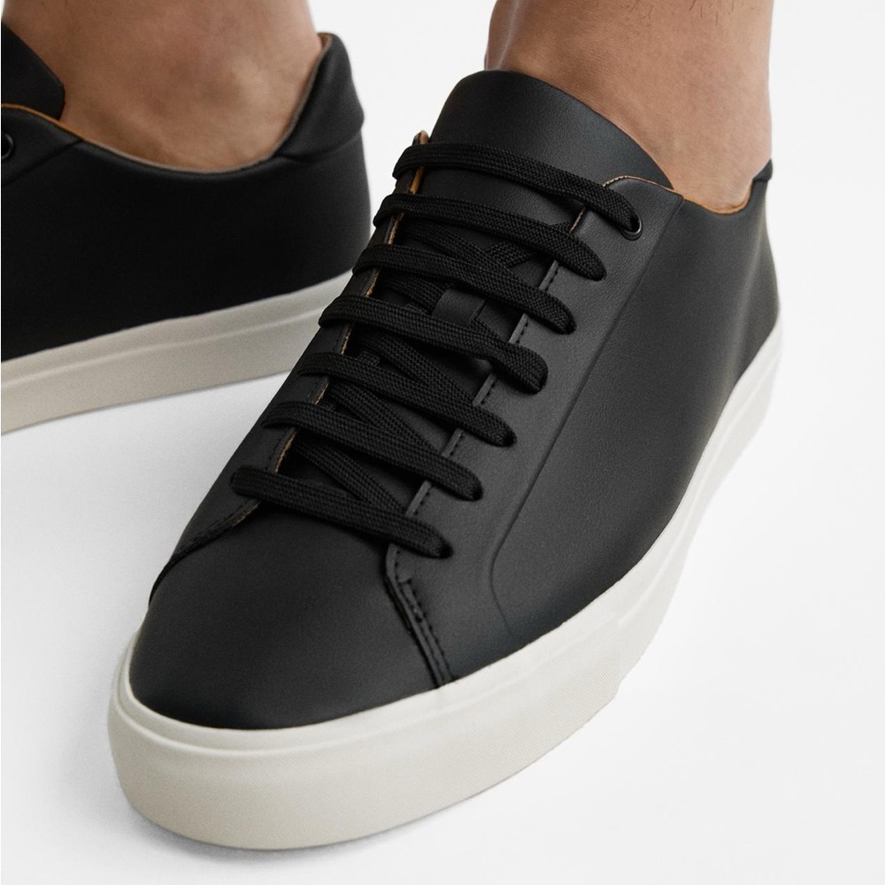 Basic sneaker in black